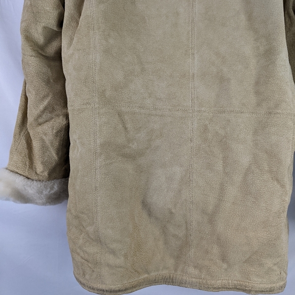 PRE -OWNED, ST JOHNS BAY WOMEN'S SUEDE LEATHER COAT, SIZE LARGE. - Picture 8 of 11
